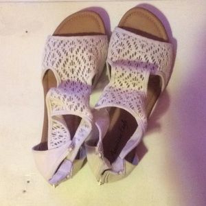 AMERICAN EAGLE BEIGE CUTOUT SANDALS